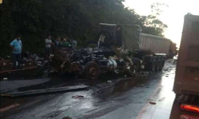 Acidente envolvendo dois caminhões e um carro deixa um morto na BR 040