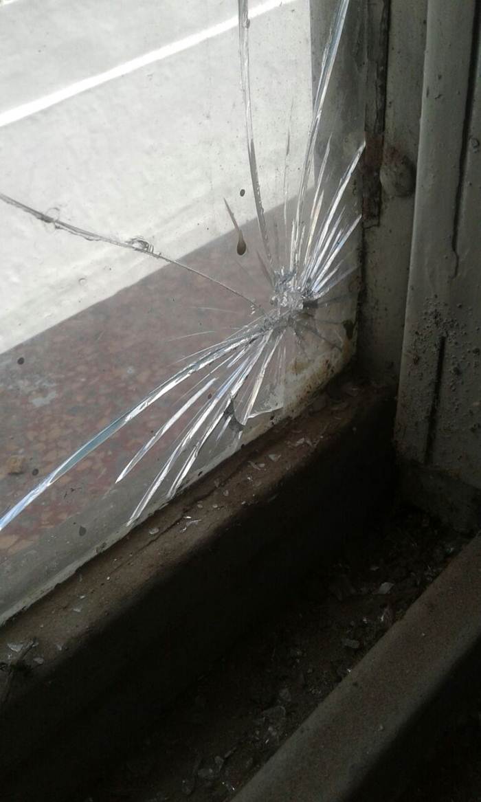 assistencia-socila-janela-quebrada-1