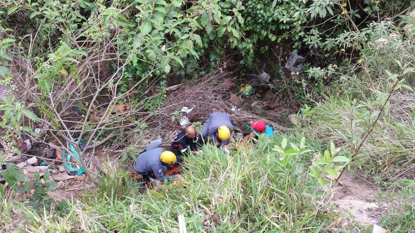 idoso-cai-de-ribanciera-em-barabcena-3