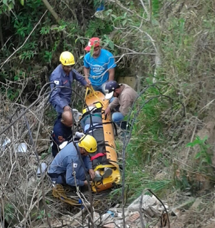 idoso-cai-de-ribanciera-em-barabcena-4