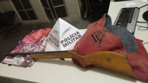 replica-de-arma-de-fogo-e-roupas-usadas-sinopse-08nov16