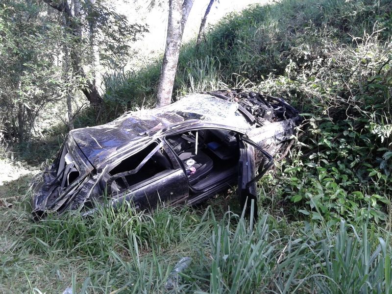 Barrosense cai em ribanceira na BR-265, em de dezembro de 2016 