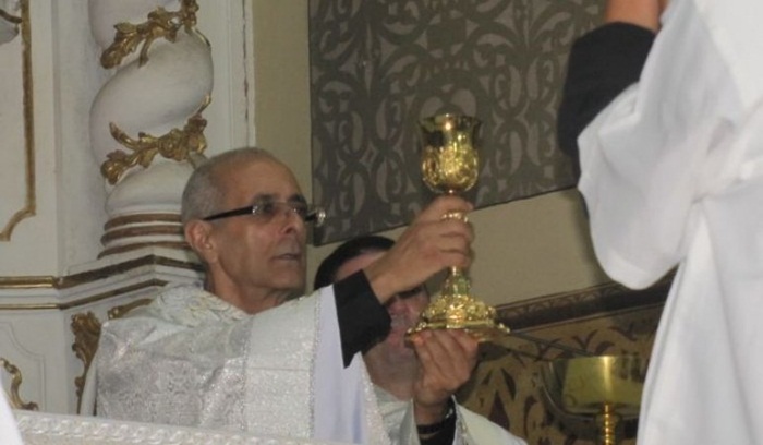 Padre Fernando durante a consagração na missa em que celebrou 25 anos de sacerdote.