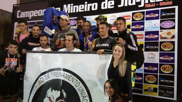 Atletas do Jiu-Jitsu do CTU comemoram vitória 