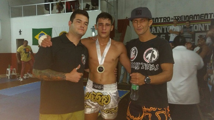 Gabriel junto aos treinadores Túlio e Caio, em campeonato de Muay Thai