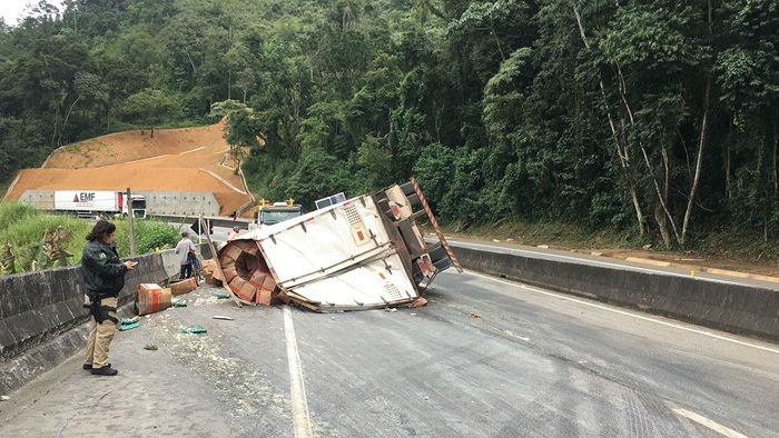 acidente-com-carreta-na-br-040