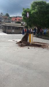 Terceiro veículo a bater na Rotatória