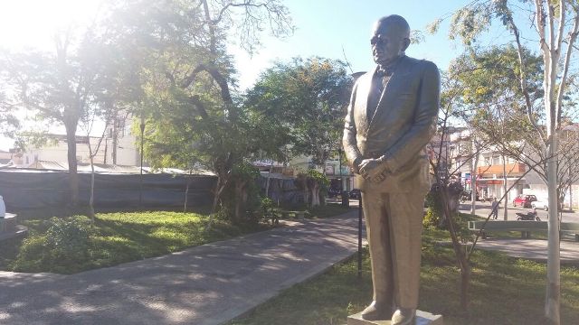 Vândalos desenharam pênis e bigode na estátua