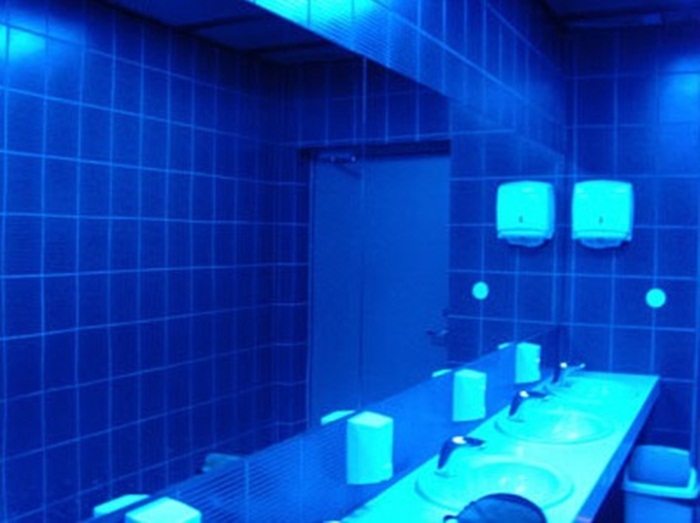 Na Europa, tem sido cada vez mais comum utilizar a luz azul nos banheiros públicos. A intenção é afastar os usuários de drogas injetáveis, uma vez que a luz azul os impede de enxergar as veias sanguíneas. 