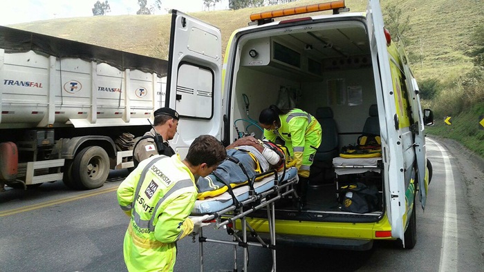 motorista-foi-encaminhado-para-atendimento-medico-pela-ambulancia-da-via-040