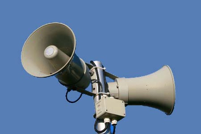Para afastar os adolescentes tem-se utilizado também alto-falantes que emitem um ruído em frequência apenas audível para jovens (cerca de 17,4Mhz). Outra estratégia é a execução de música clássica.