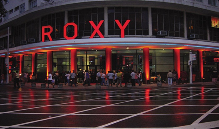 No início deste mês o cinema Roxy no Rio de Janeiro instalou chuveiros em sua marquise como armadilha para afastar a população em situação de rua.