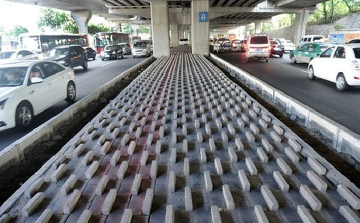 Em muitas cidades são utilizadas pedras debaixo dos viadutos para evitar a aglomeração de pessoas em situação de rua.