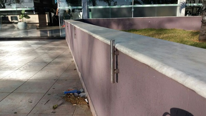Em Belo Horizonte, é comum a instalação de barras de ferro para que os praticantes do skate não utilizem de bancos e muretas para a prática do esporte.