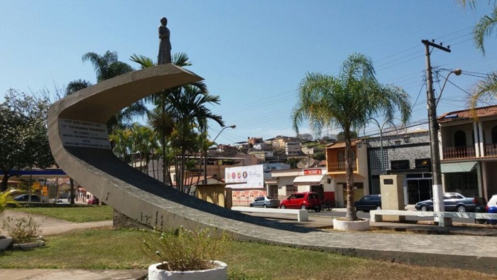 Em Barroso, há alguns anos, a Prefeitura colocou chapisco de cimento no monumento que homenageia o Padre Luis na Praça Gustavo Meireles. O objetivo foi impedir que crianças brincassem no “escorregador do padre”. No passado, a Prefeitura também usou de plantas com espinhos para que as pessoas não pisassem na grama da Praça de Sant’Anna. Outro exemplo de design desagradável foi a medida de aterrar o lago artificial que havia na Praça do Forninho.