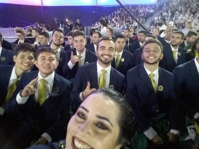 Lucas junto a delegação brasileira na abertura da WorldSkills.