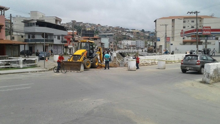 Trânsito ficou parcialmente interditado para obras (Foto: Marlan Kling/TV Integração) 