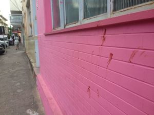 Além das casas, a igreja também ficou marcada com sangue
