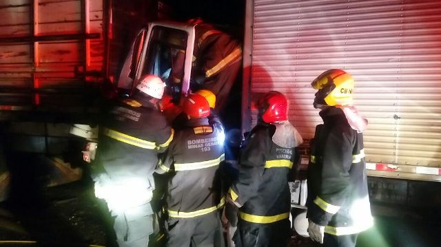 Bombeiros fizeram a retirada da vítima das ferragens