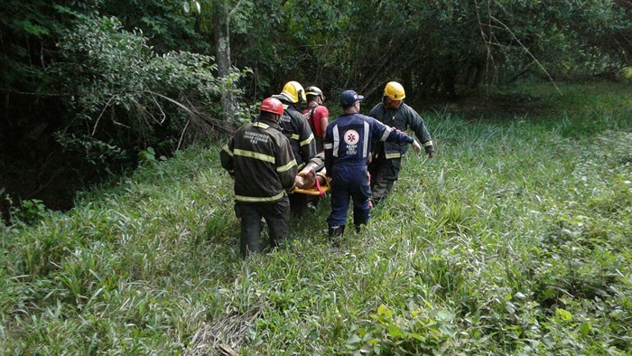 motorista-ficou-preso-nas-ferragens-do-caminhao-e-foi-resgatado-por-bombeiros-e-samu