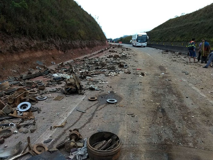 carga-de-sucata-espalhou-na-via-em-oliveira-fortes