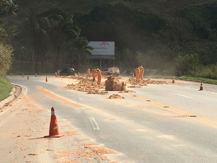 limpeza-da-pista-esta-em-andamento-na-br-040-em-dias-tavares-jf