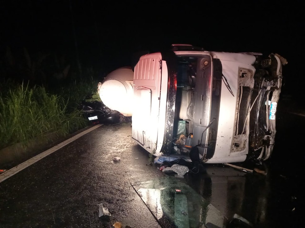 Acidente Entre Carro E Carreta Deixa Quatro Mortos Na Br 265 Próximo A Barroso Barrosoemdia 